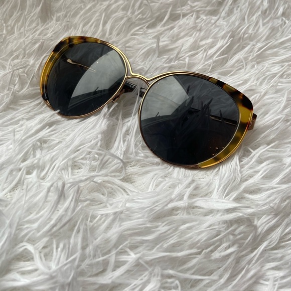 Salvatore Ferragamo Sunglass Frames
SF207S 766 Amber Gold Tortoise 60mm - Picture 2 of 10